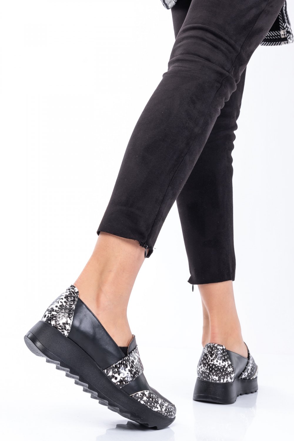MOCASINI NEGRU ALB SNK PIELE NATURALA 2PC022