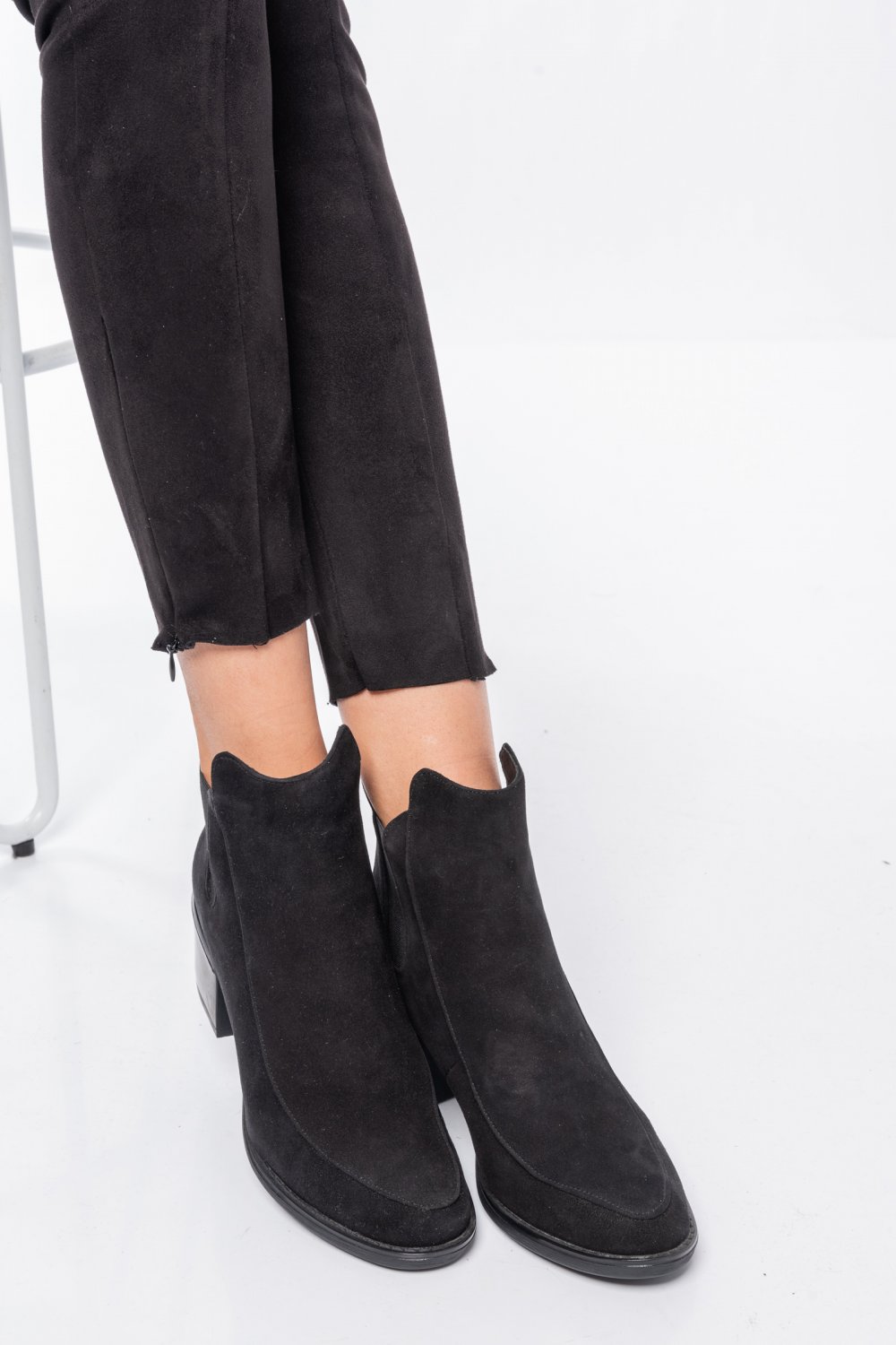 BOTINE NEGRE PIELE NATURALA INTOARSA 3PC129
