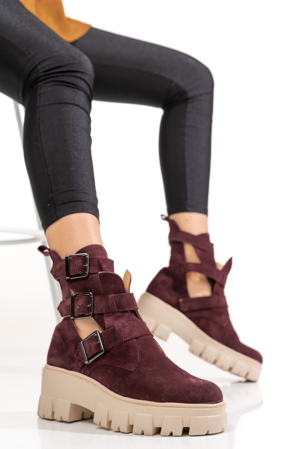 GHETE VISINII PIELE NATURALA INTOARSA 1PC90L