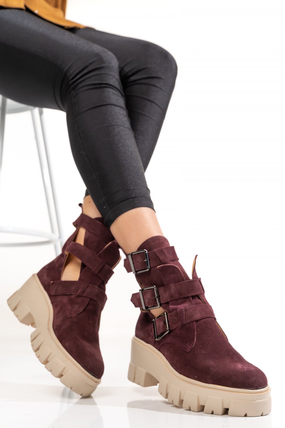 GHETE VISINII PIELE NATURALA INTOARSA 1PC90L