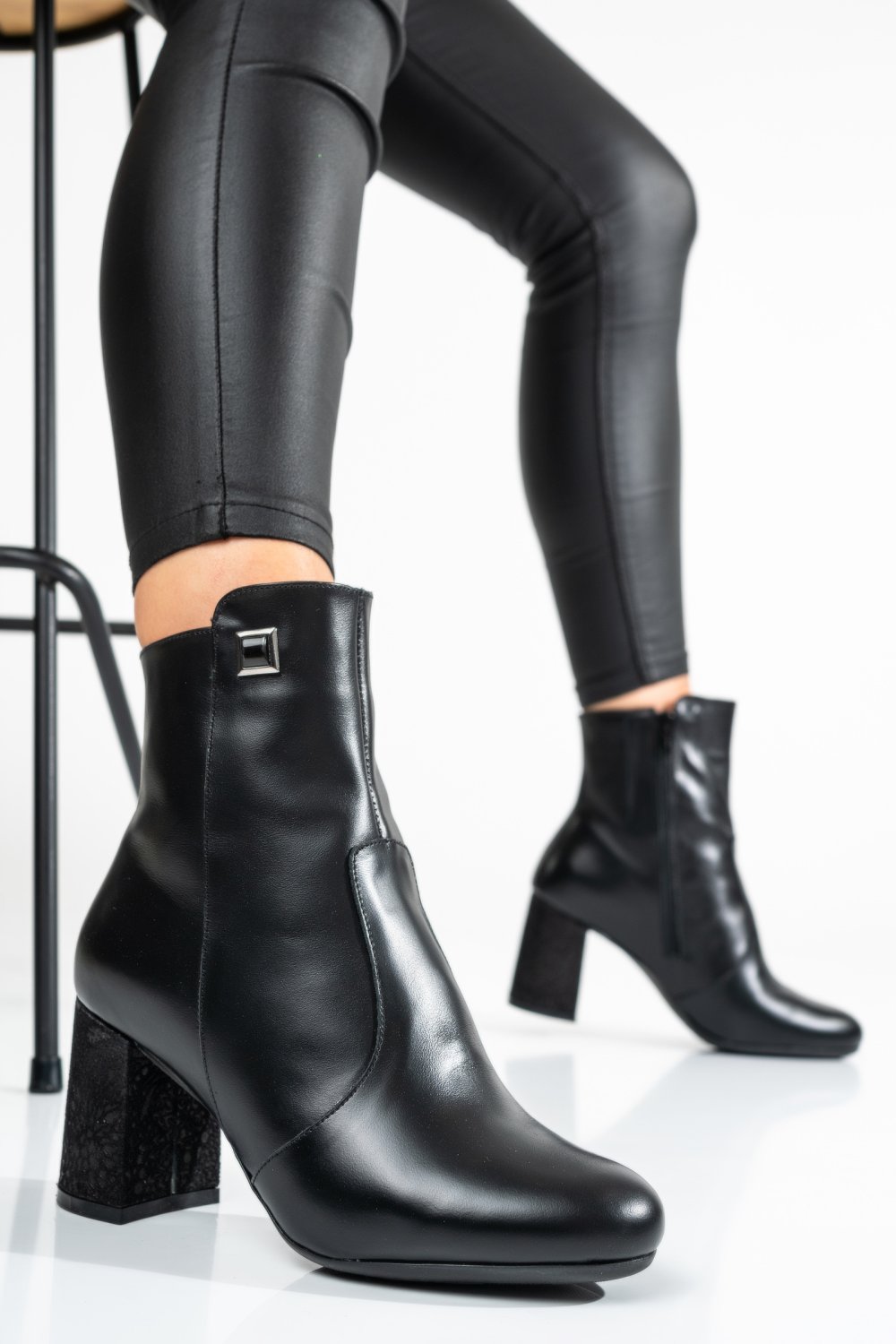 BOTINE NEGRE PIELE NATURALA 1PC772