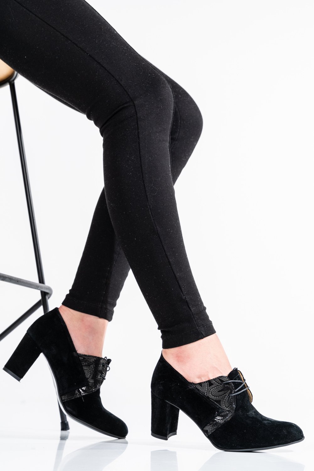 BOTINE NEGRE PIELE NATURALA INTOARSA 2PC55