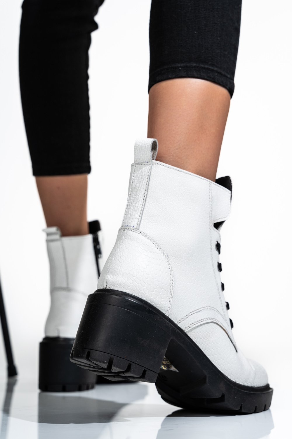 GHETE FEMEI  PIELE NATURALA ALBE CU TOC 1S770800