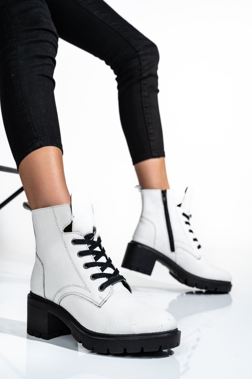 GHETE FEMEI  PIELE NATURALA ALBE CU TOC 1S770800