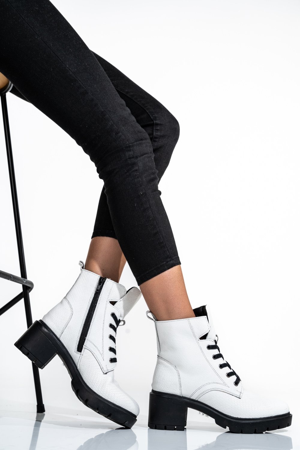 GHETE FEMEI  PIELE NATURALA ALBE CU TOC 1S770800