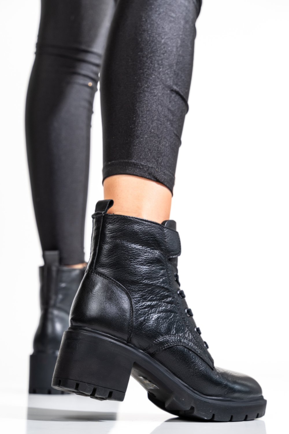 GHETE DAMA PIELE NATURALA NEGRE CU TOC MIC 1S770800