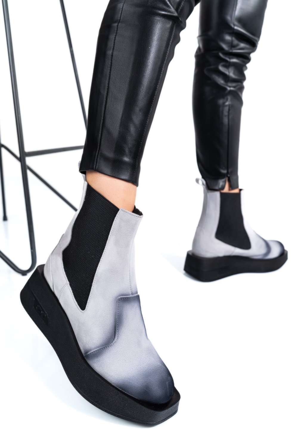 GHETE GRI NEGRU PIELE NATURALA INTOARSA 2S7700