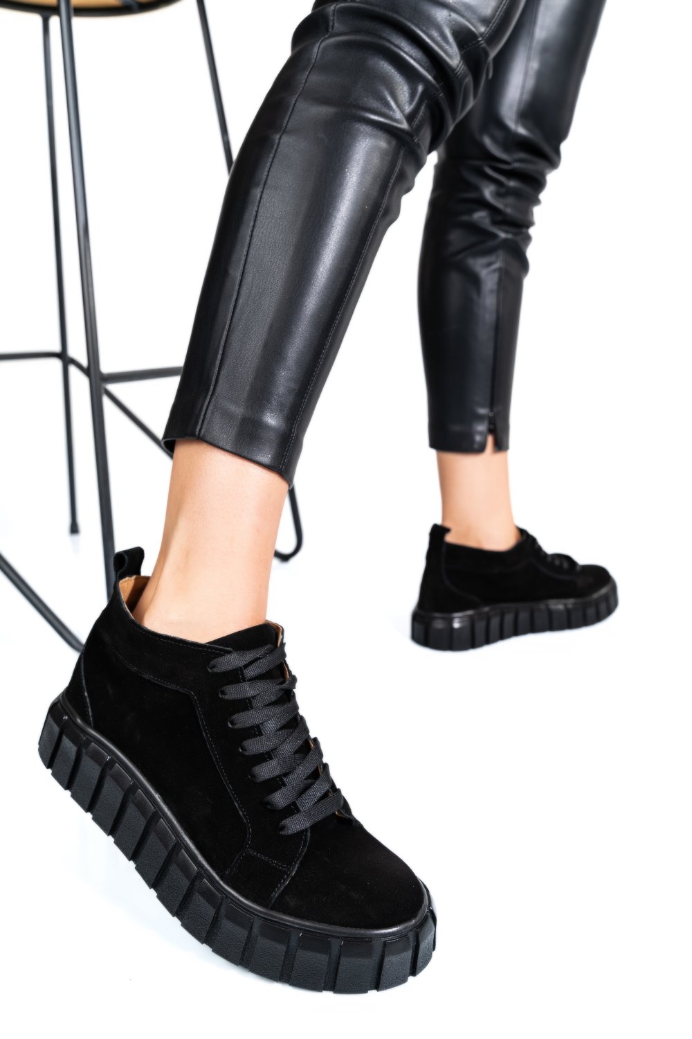 GHETE DAMA CU SIRETURI PIELE NATURALA INTOARSA NEGRE 3S77300