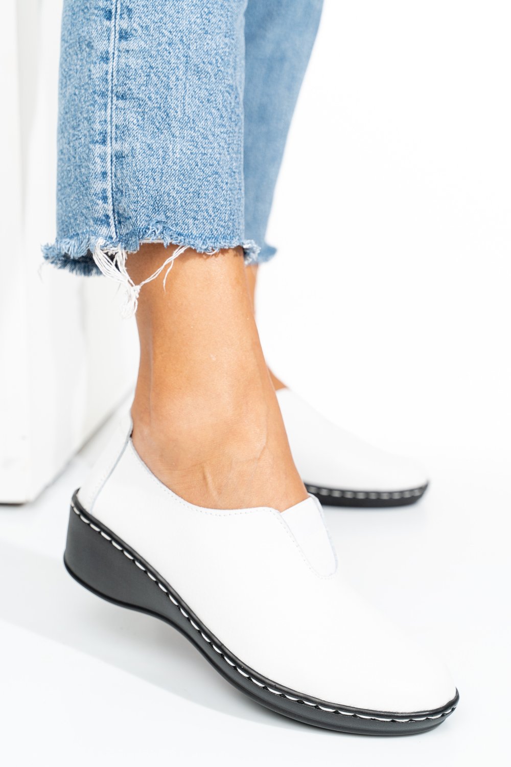 PANTOFI ALBI PIELE NATURALA TSP45